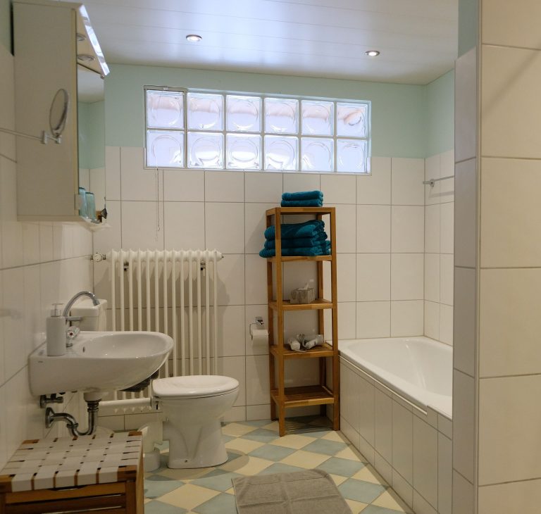 Ferienwohnung Lindach Badezimmer mit Badewanne und Dusche
