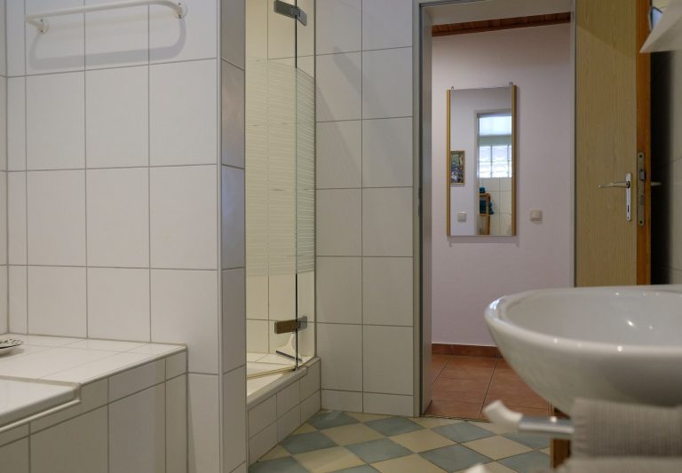 Ferienwohnung Lindach Badezimmer mit Dusche und Badewanne