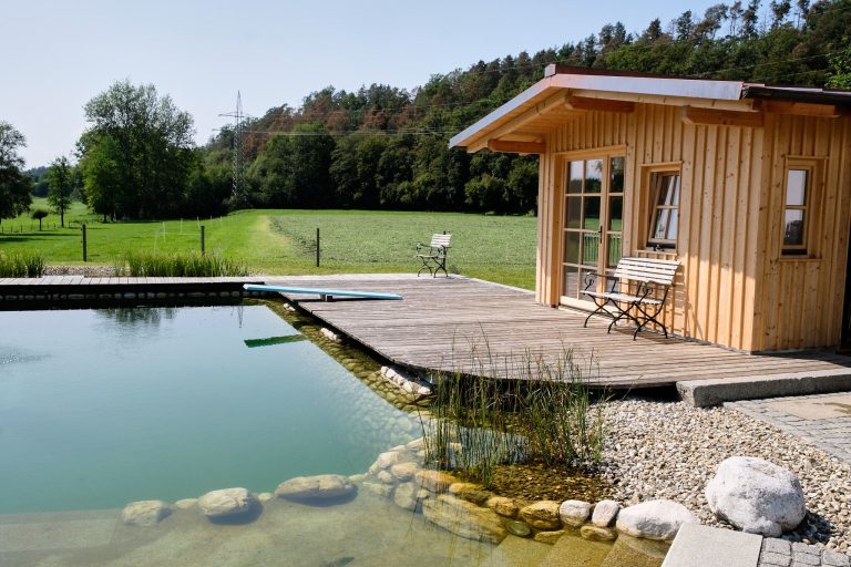 Schwimmteich mit Badehäuschen am Holzhauser Hof