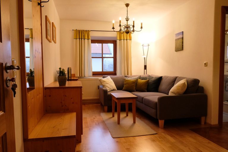 Wohnraum mit Couch Ferienwohnung Asbach