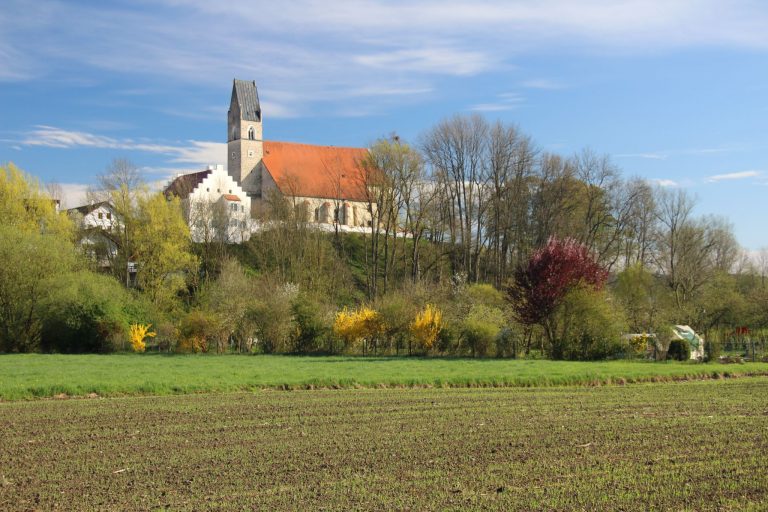 Pürten Kirche Mariä Himmelfahrt mit historischem Pfarrhof
