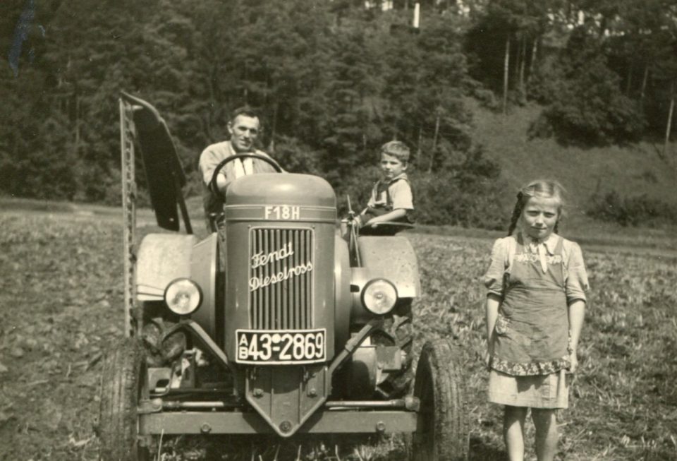 der erste Traktor in Holzhausen